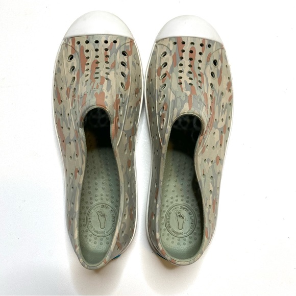 Native Jefferson Shoes in Neutral Light Camo Green & Tan Slip On Kids Size J1 1 - Picture 5 of 9